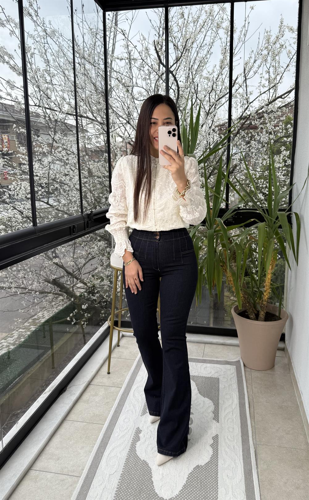 Yakası Sıra İncili Güpürlü Gömlek Ekru