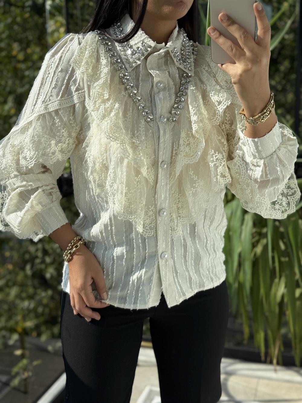 İthal Güpürlü Yaka Taşlı Gömlek Ekru