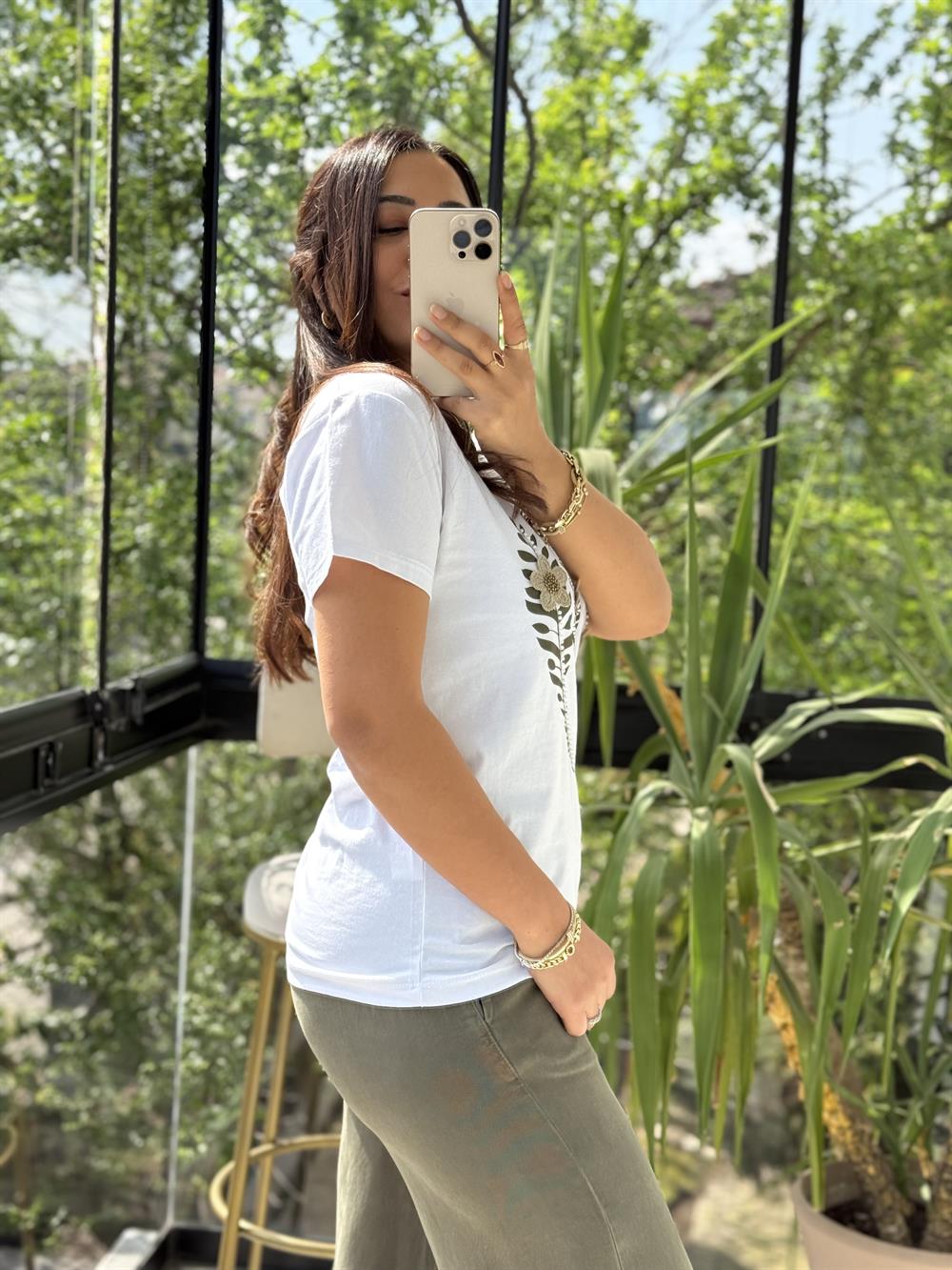 Önü Motif Yapraklı Tişört Beyaz