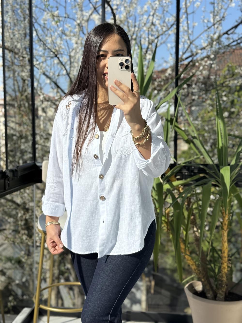 Omuzları ve Arkası Nakışlı Pamuklu Gömlek Beyaz