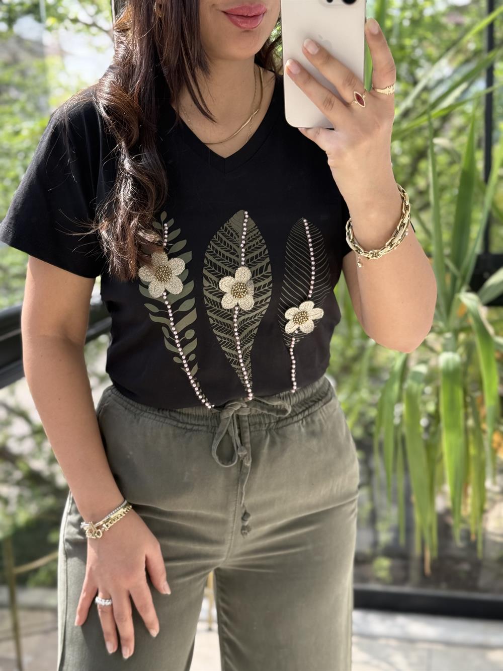Önü Motif Yapraklı Tişört Siyah