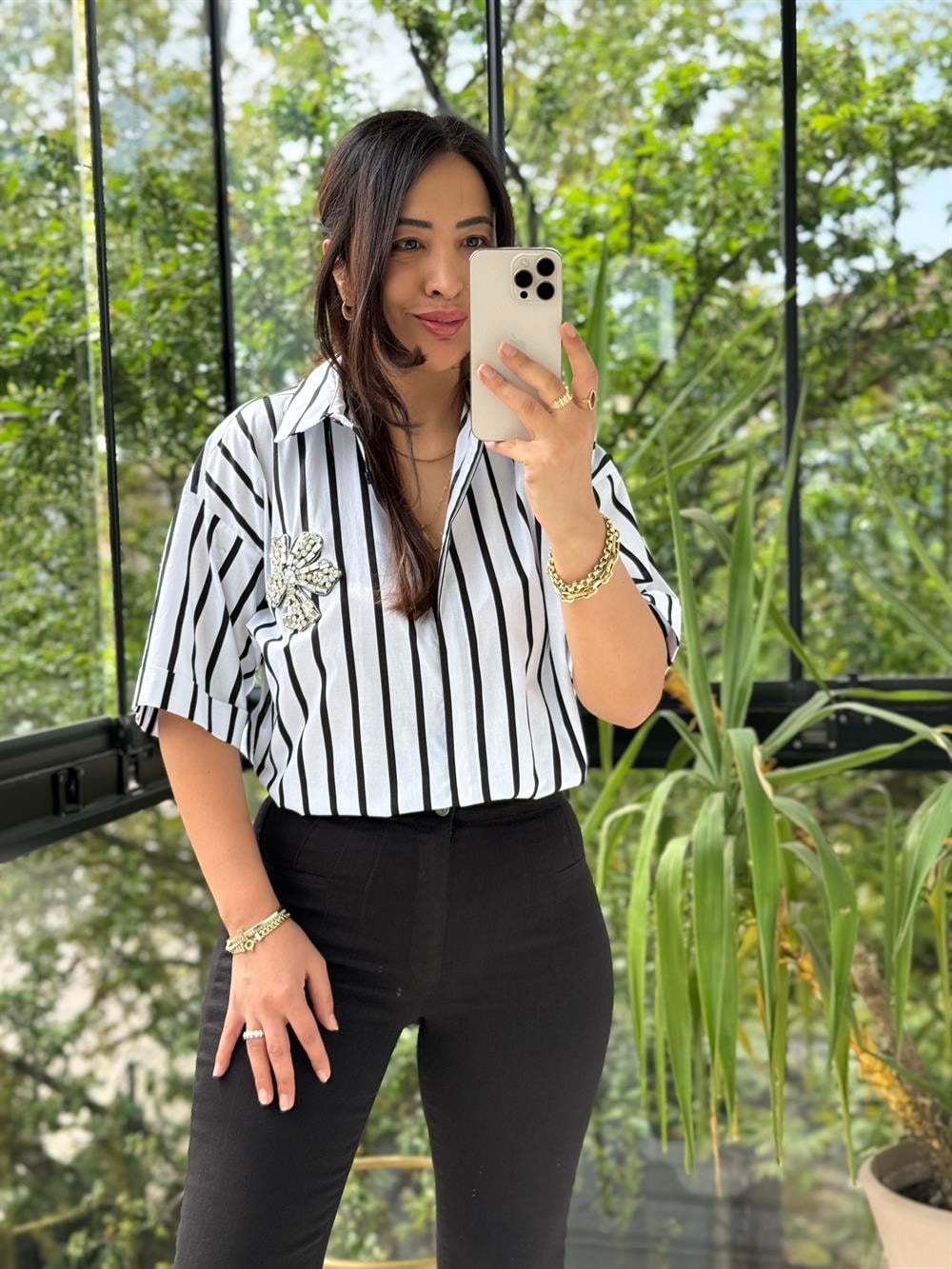 Çizgili Taşlı Gül Detaylı Kısa Kol Gömlek Siyah