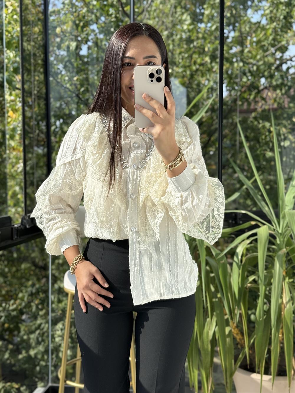 İthal Güpürlü Yaka Taşlı Gömlek Ekru