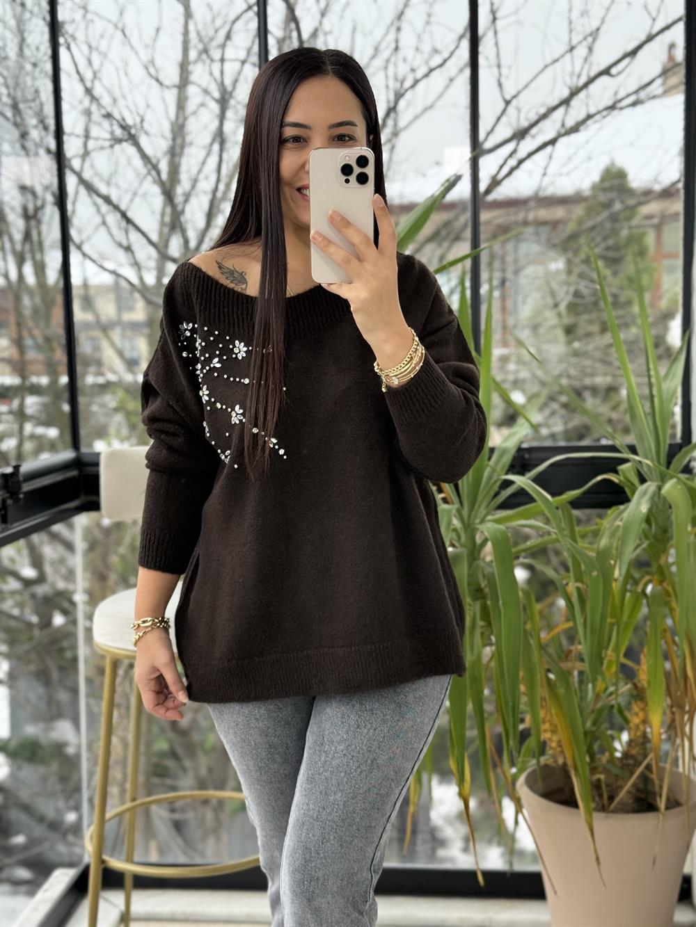 Yaka Detaylı Taşlı Yumoş Kazak Kahve