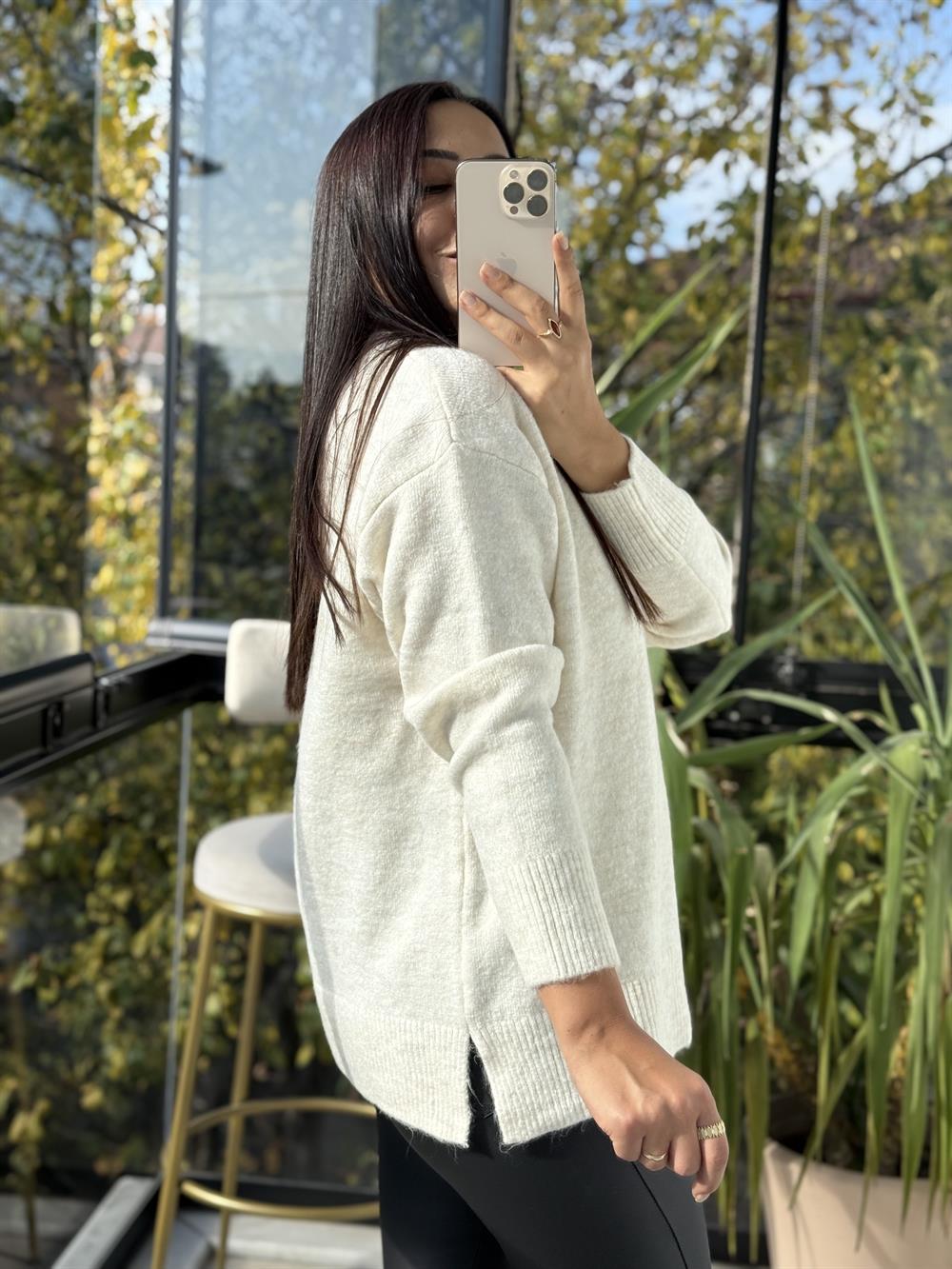 V Yaka Basic Kazak Ekru