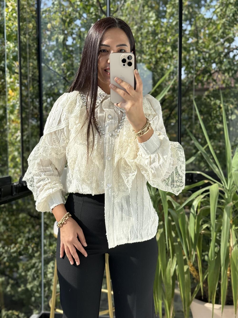 İthal Güpürlü Yaka Taşlı Gömlek Ekru