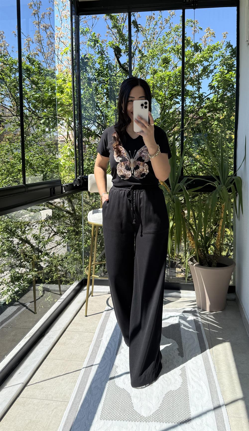 Önü Kelebek İşlemeli Tişört Siyah