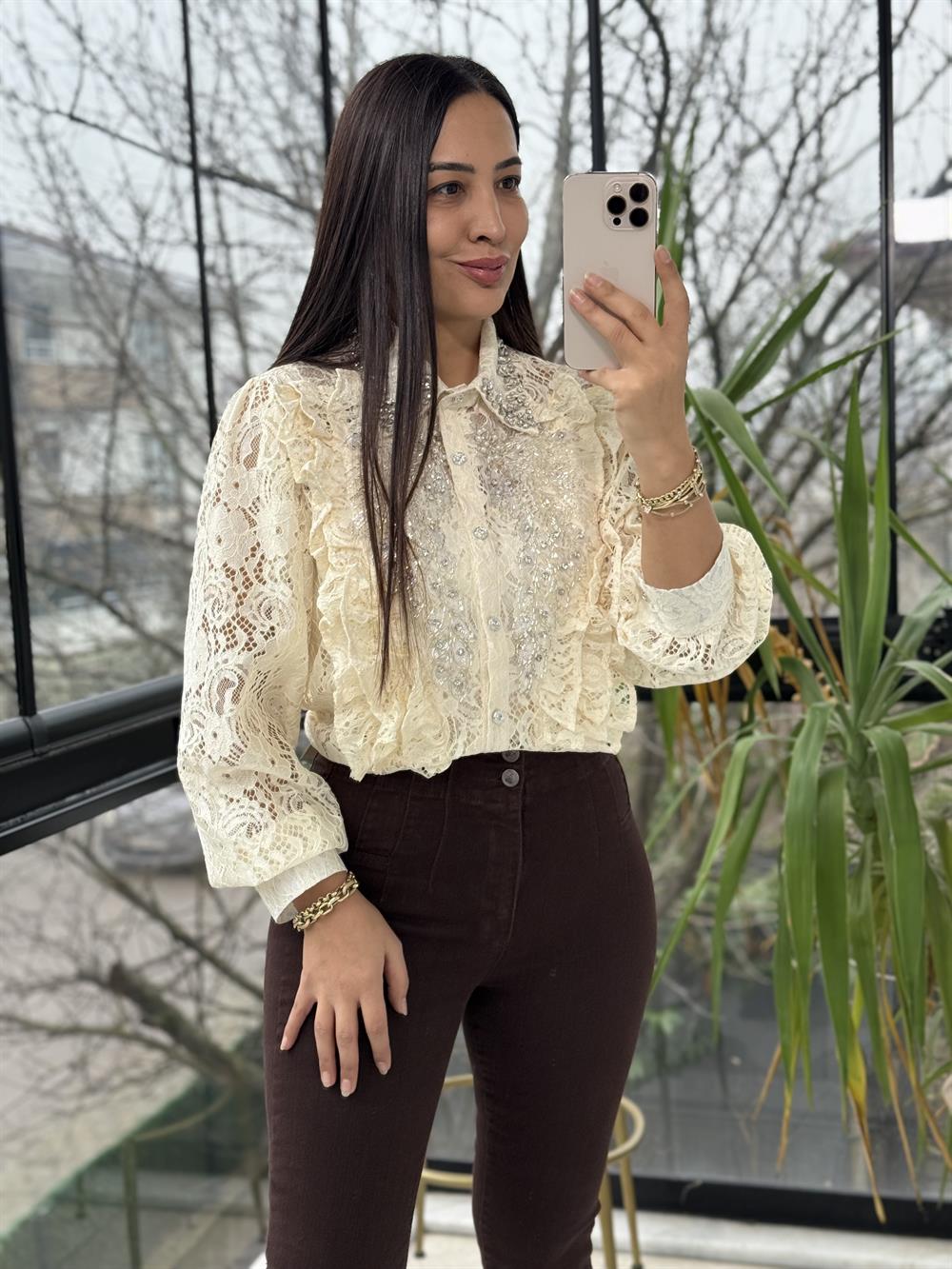 İthal Güpürlü Yaka Taşlı Gömlek Ekru