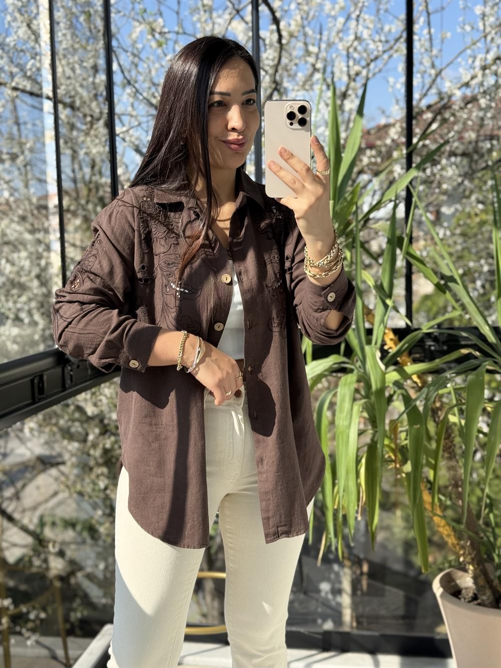 Omuzları ve Arkası Nakışlı Pamuklu Gömlek Kahve