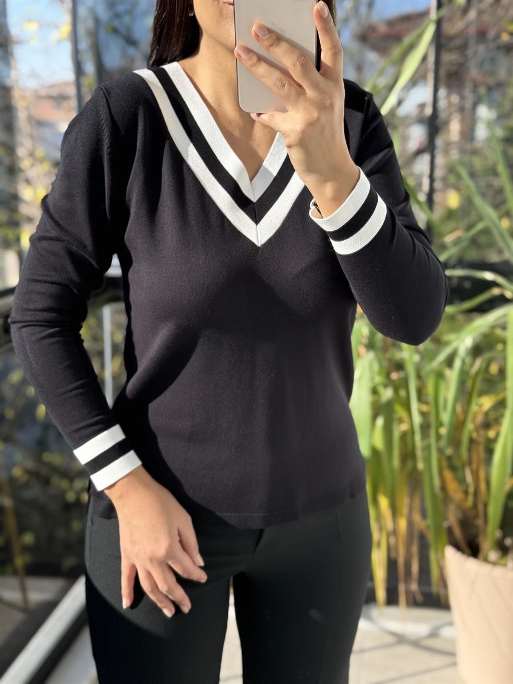 V Yaka Çizgili Merserize Triko Siyah