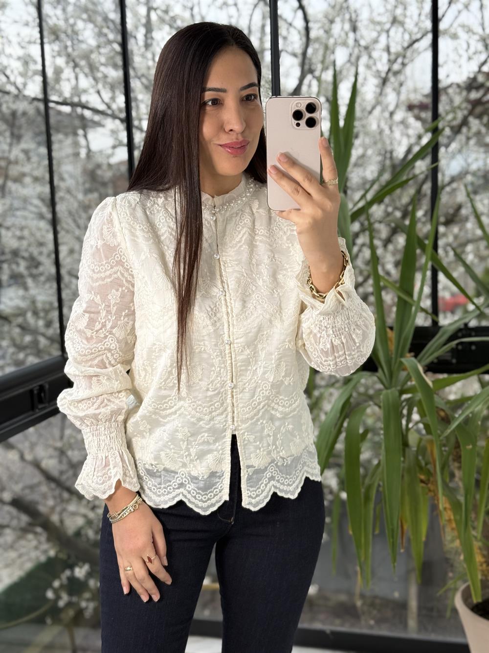 Yakası Sıra İncili Güpürlü Gömlek Ekru