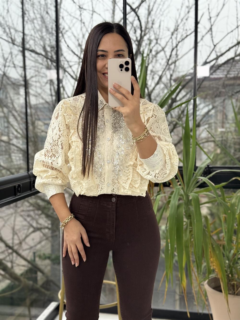 İthal Güpürlü Yaka Taşlı Gömlek Ekru