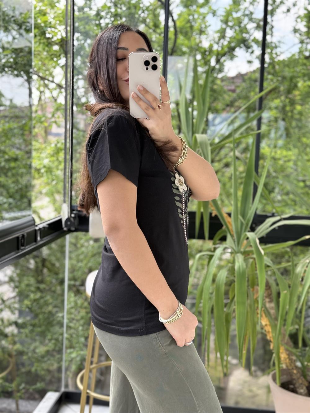 Önü Motif Yapraklı Tişört Siyah