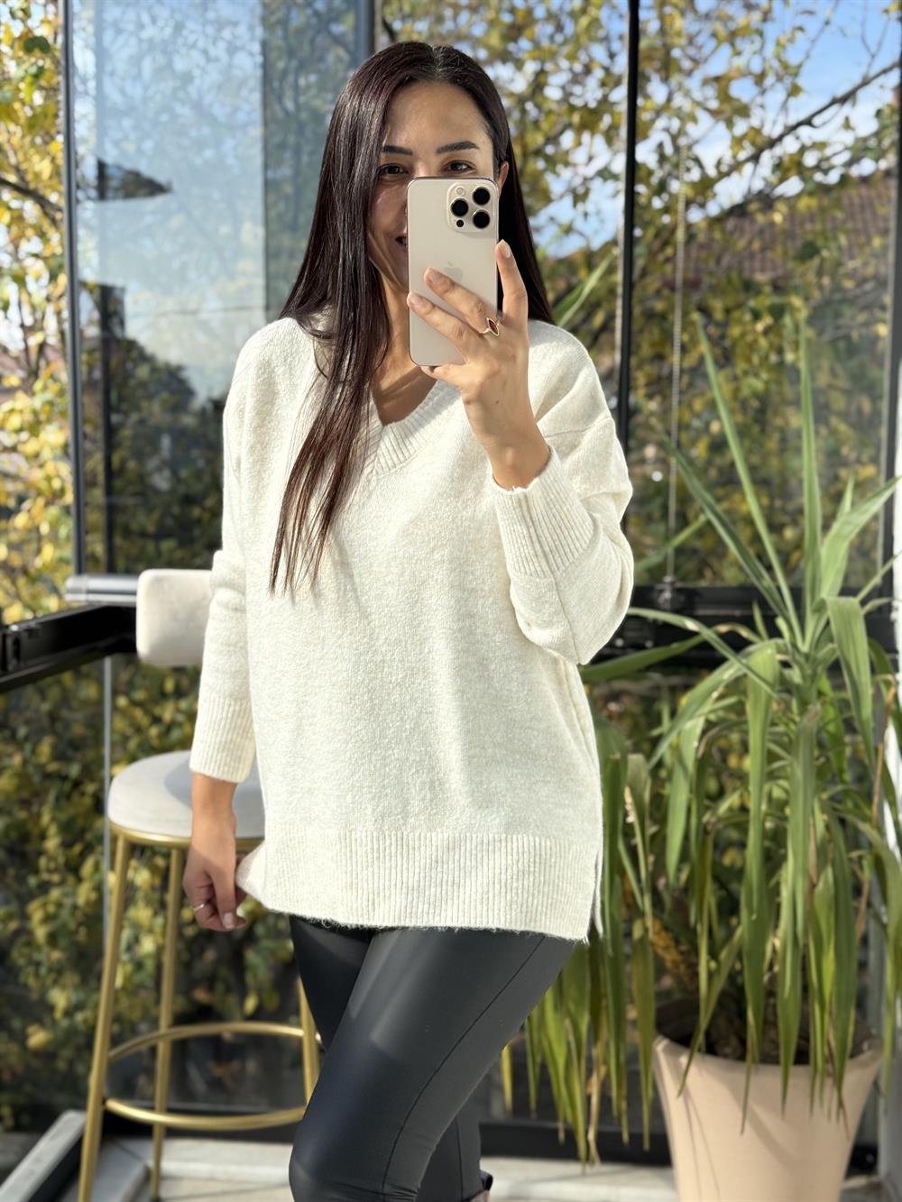 V Yaka Basic Kazak Ekru