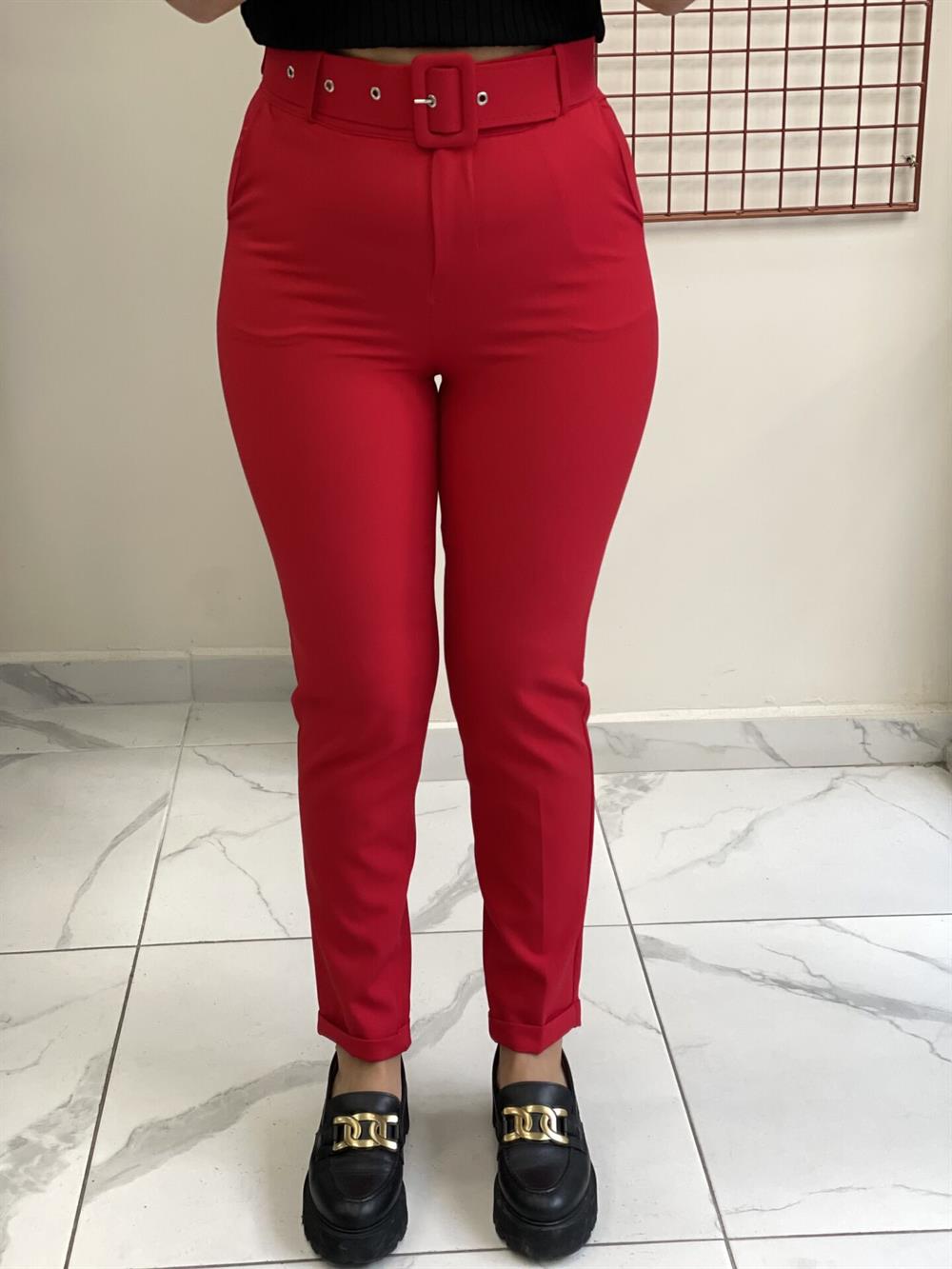 Kırmızı Kemerli Kumaş Pantolon