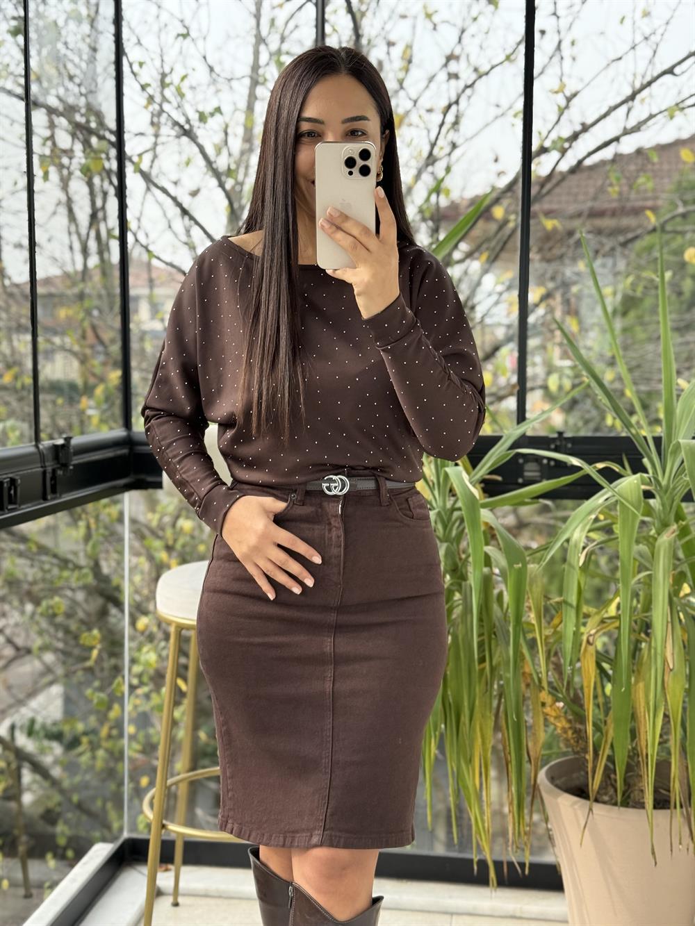 Full Taşlı Kayık Yaka Bluz Kahve