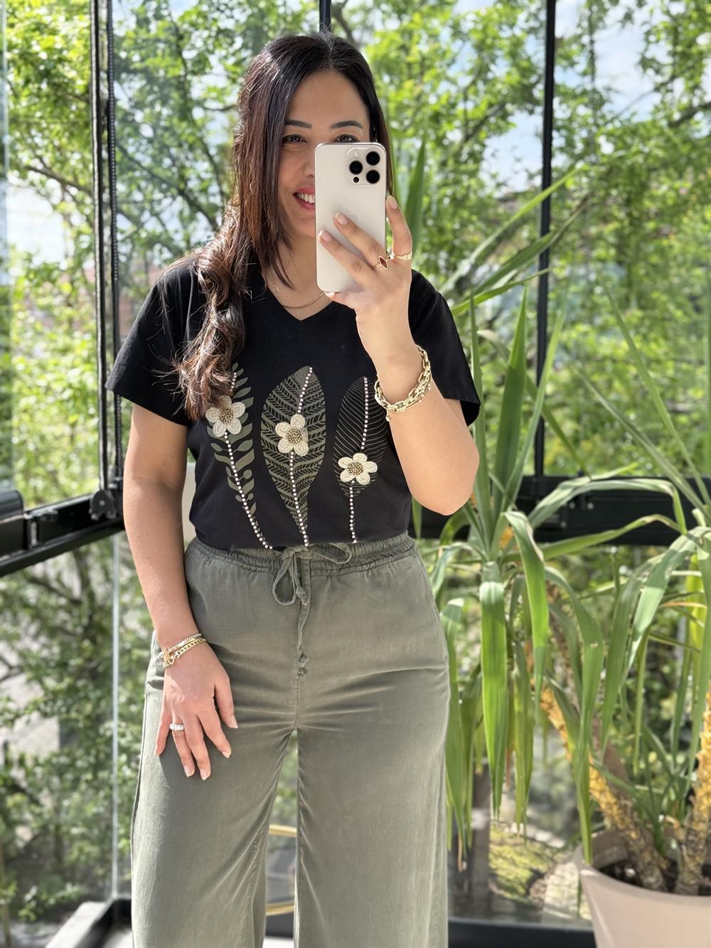 Önü Motif Yapraklı Tişört Siyah