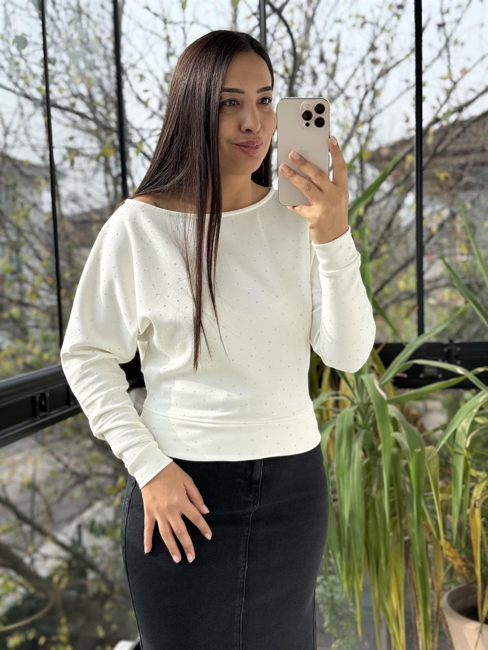 Full Taşlı Kayık Yaka Bluz Ekru