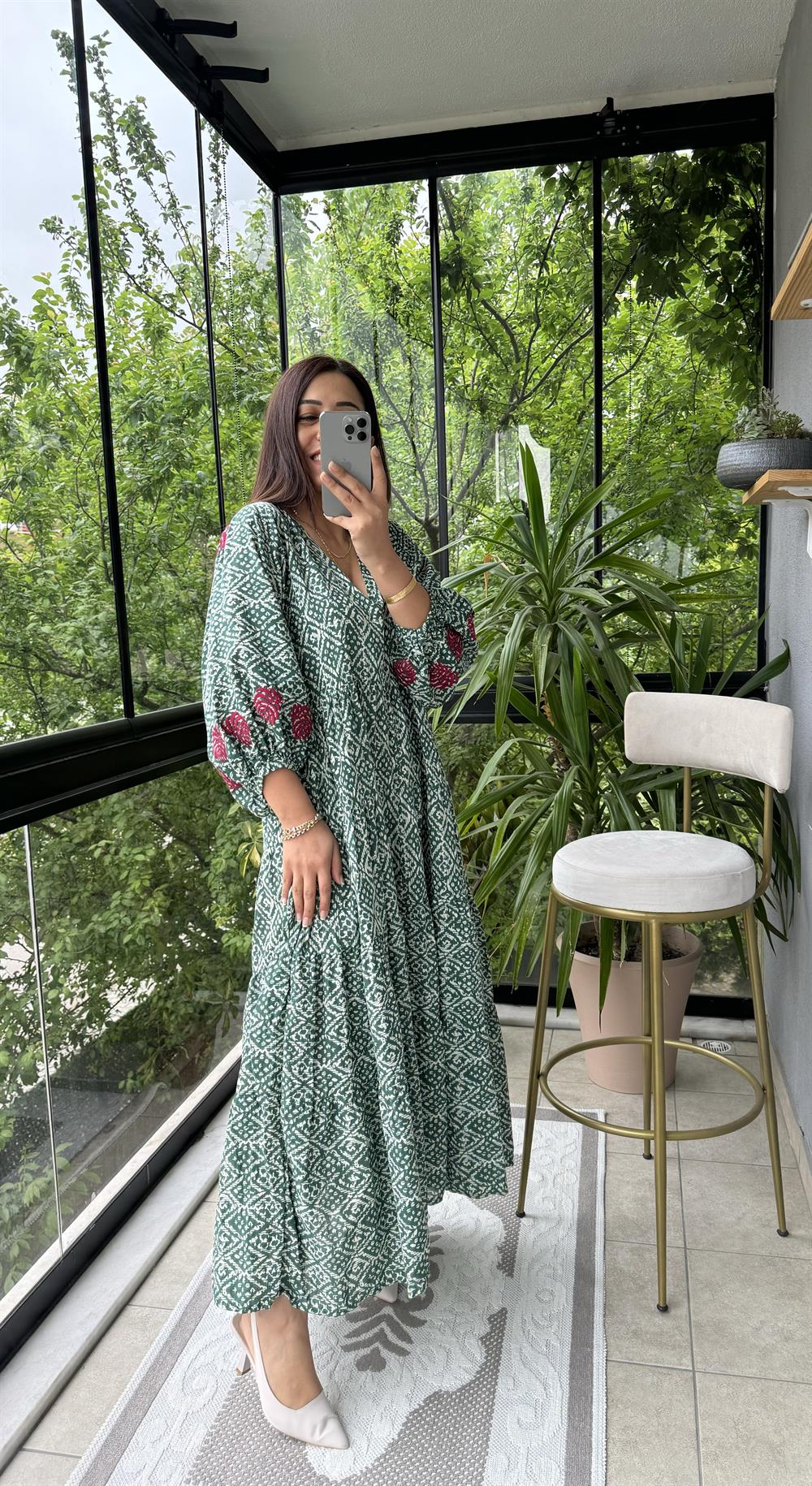 Arkası Ve kolu Nakışlı Elbise Yeşil