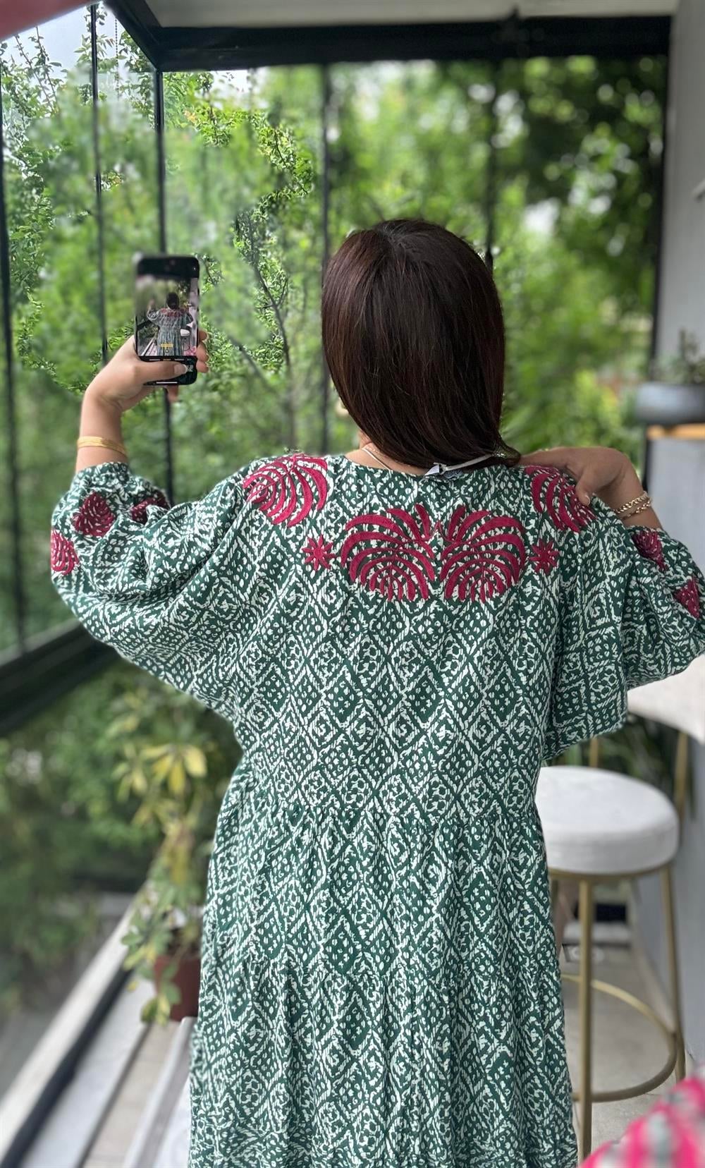 Arkası Ve kolu Nakışlı Elbise Yeşil