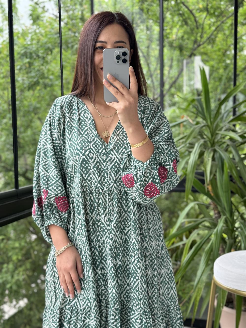 Arkası Ve kolu Nakışlı Elbise Yeşil