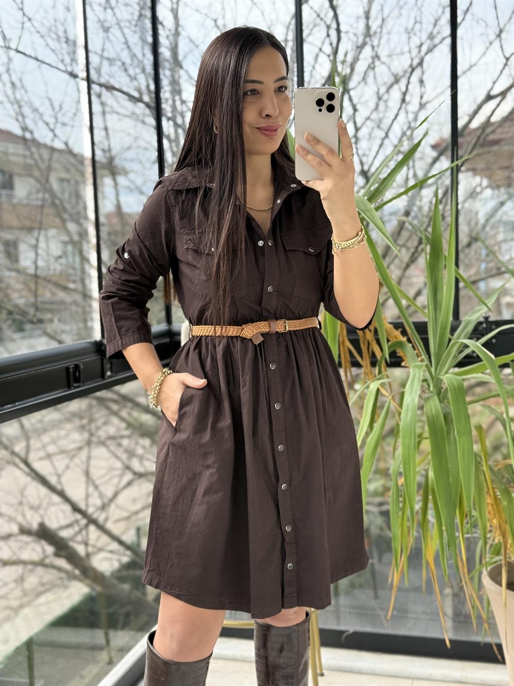 Büzgü Detaylı Kısa Kot Elbise Kahve