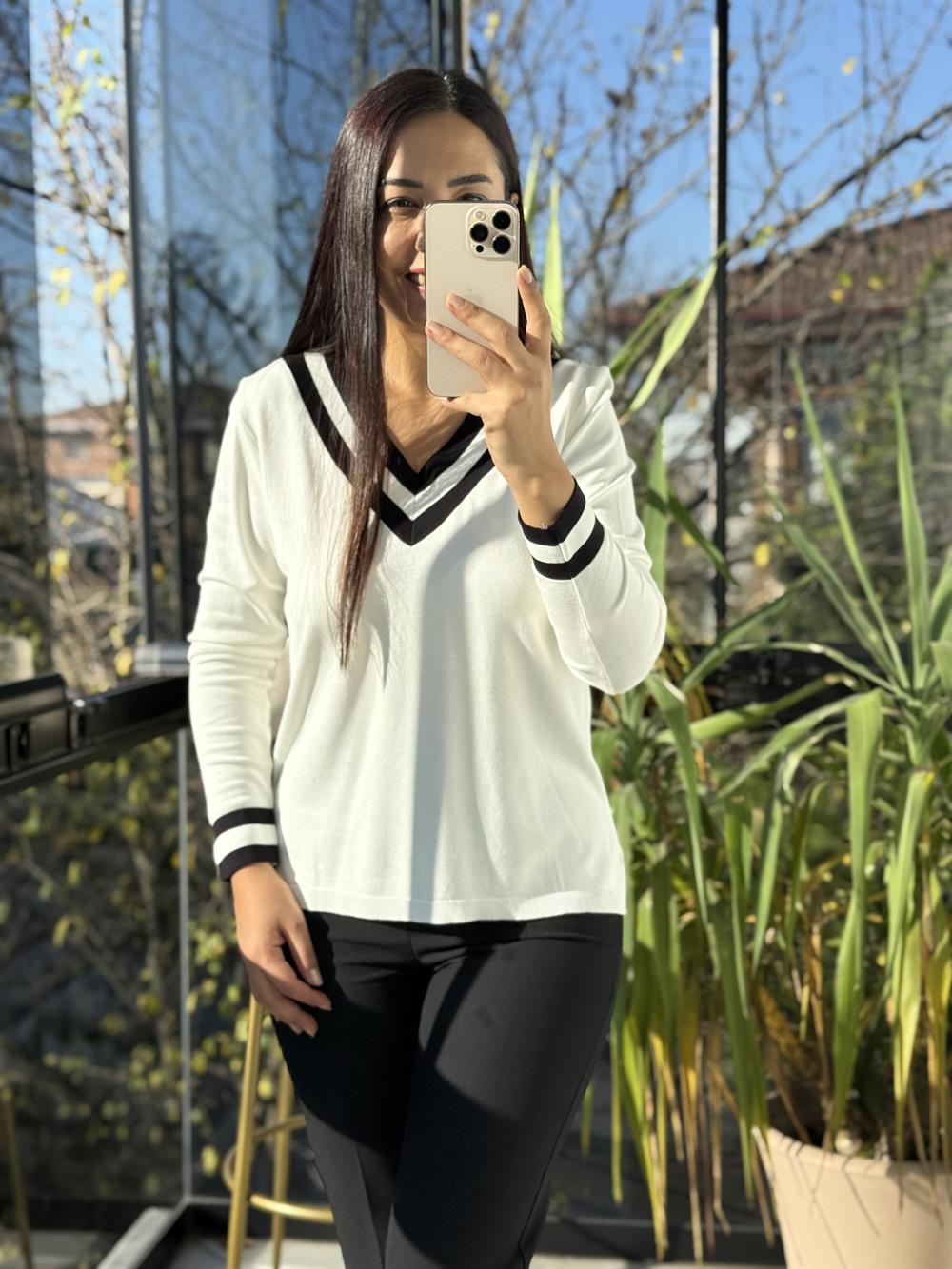 V Yaka Çizgili Merserize Triko Ekru