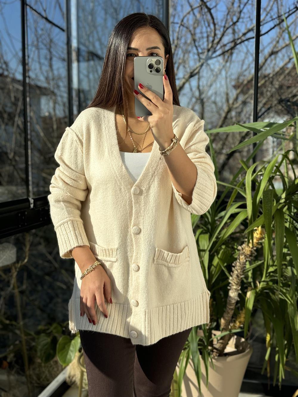 Beş Düğmeli Cepli Hırka Vanilya