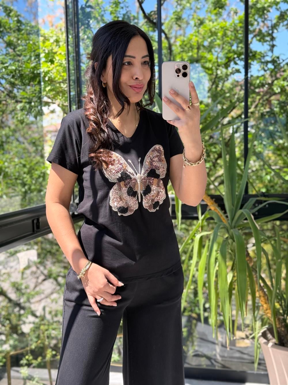 Önü Kelebek İşlemeli Tişört Siyah