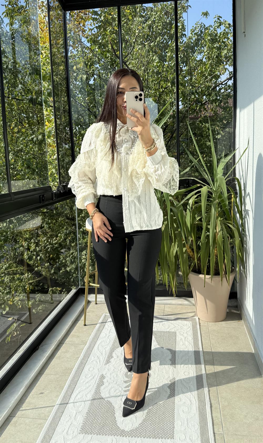 İthal Güpürlü Yaka Taşlı Gömlek Ekru