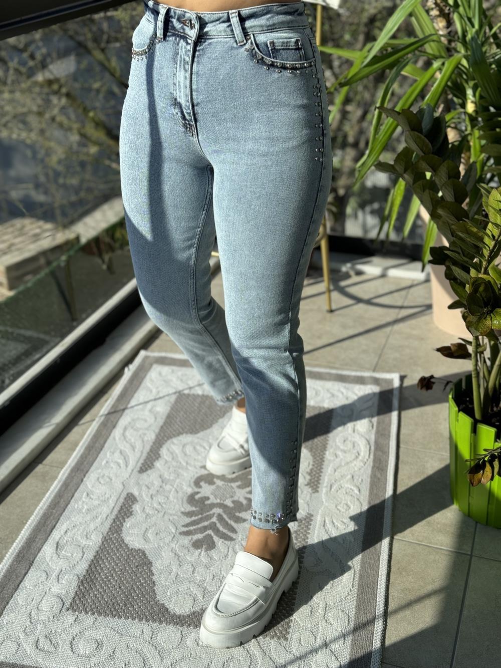 Cepleri ve Paçaları Taşlı Kesik Paça Jean Kar Yıkama