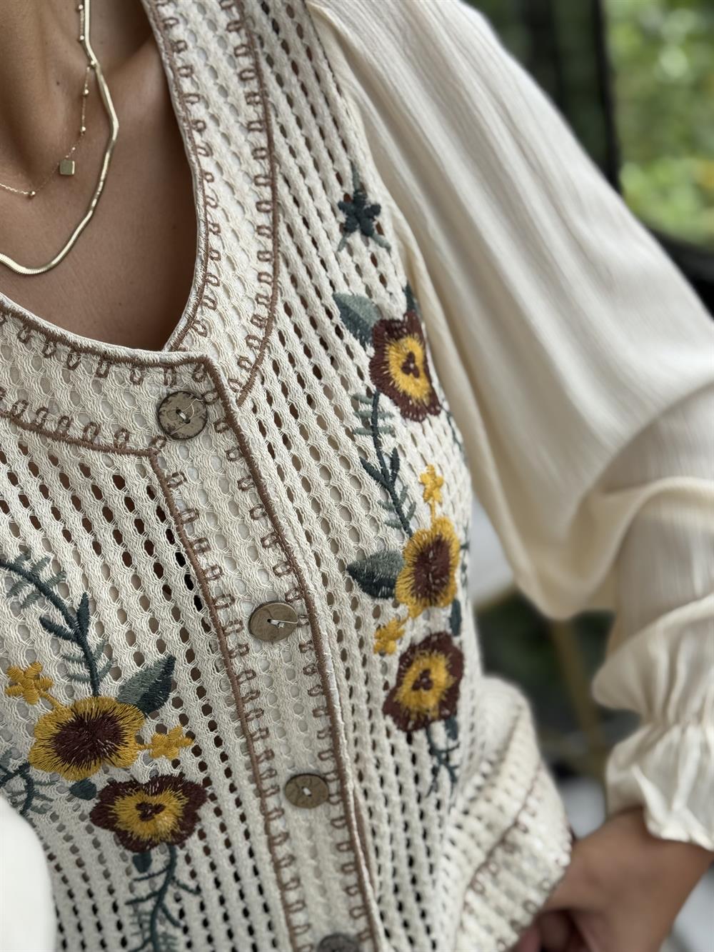 Çiçek İşlemeli Hırka Krem