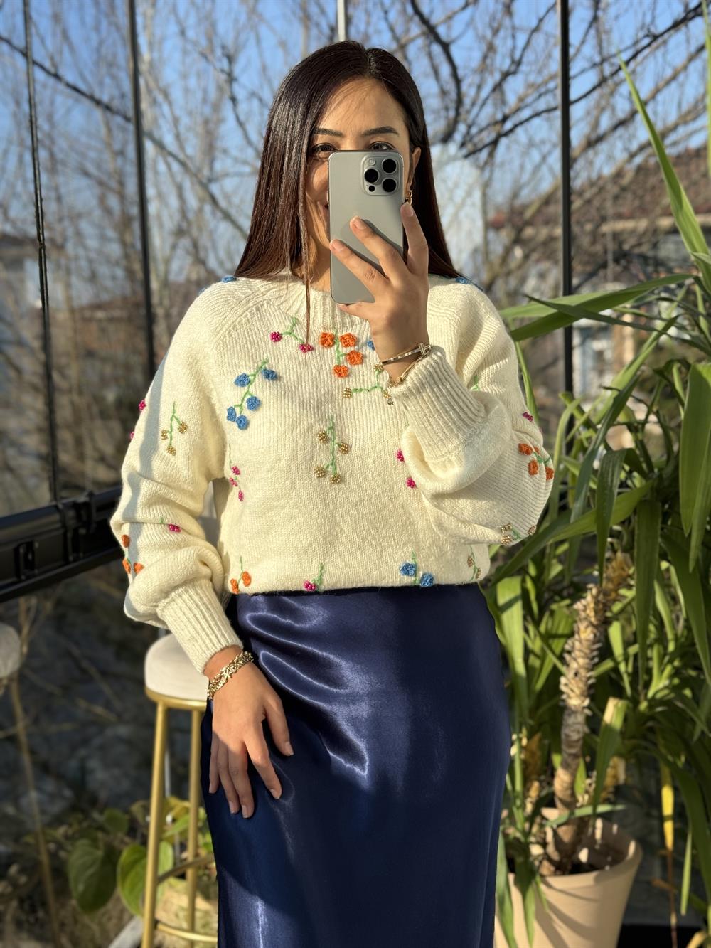 Çiçek İşlemeli Kazak Ekru