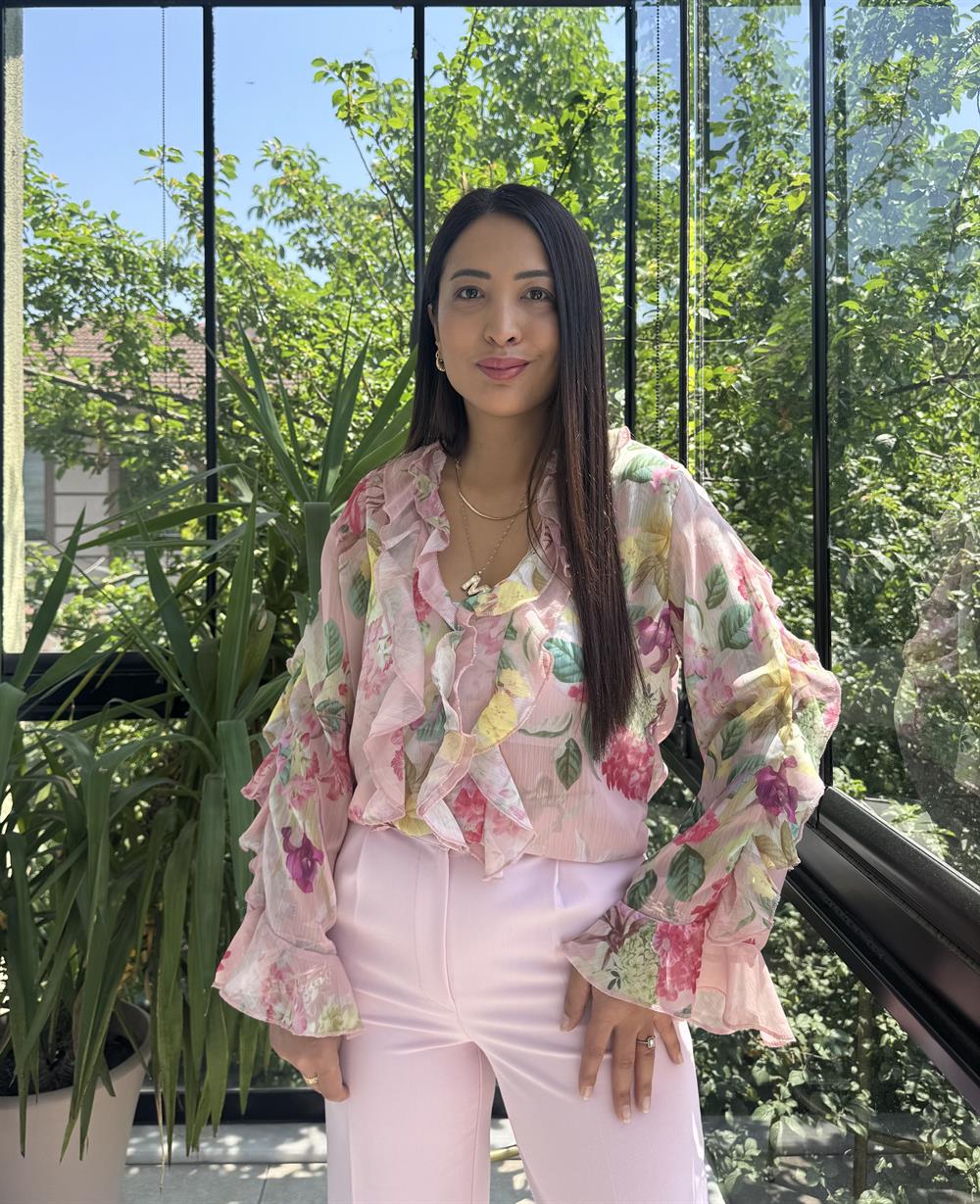 Çiçekli Fırfırlı Şifon Bluz Pudra