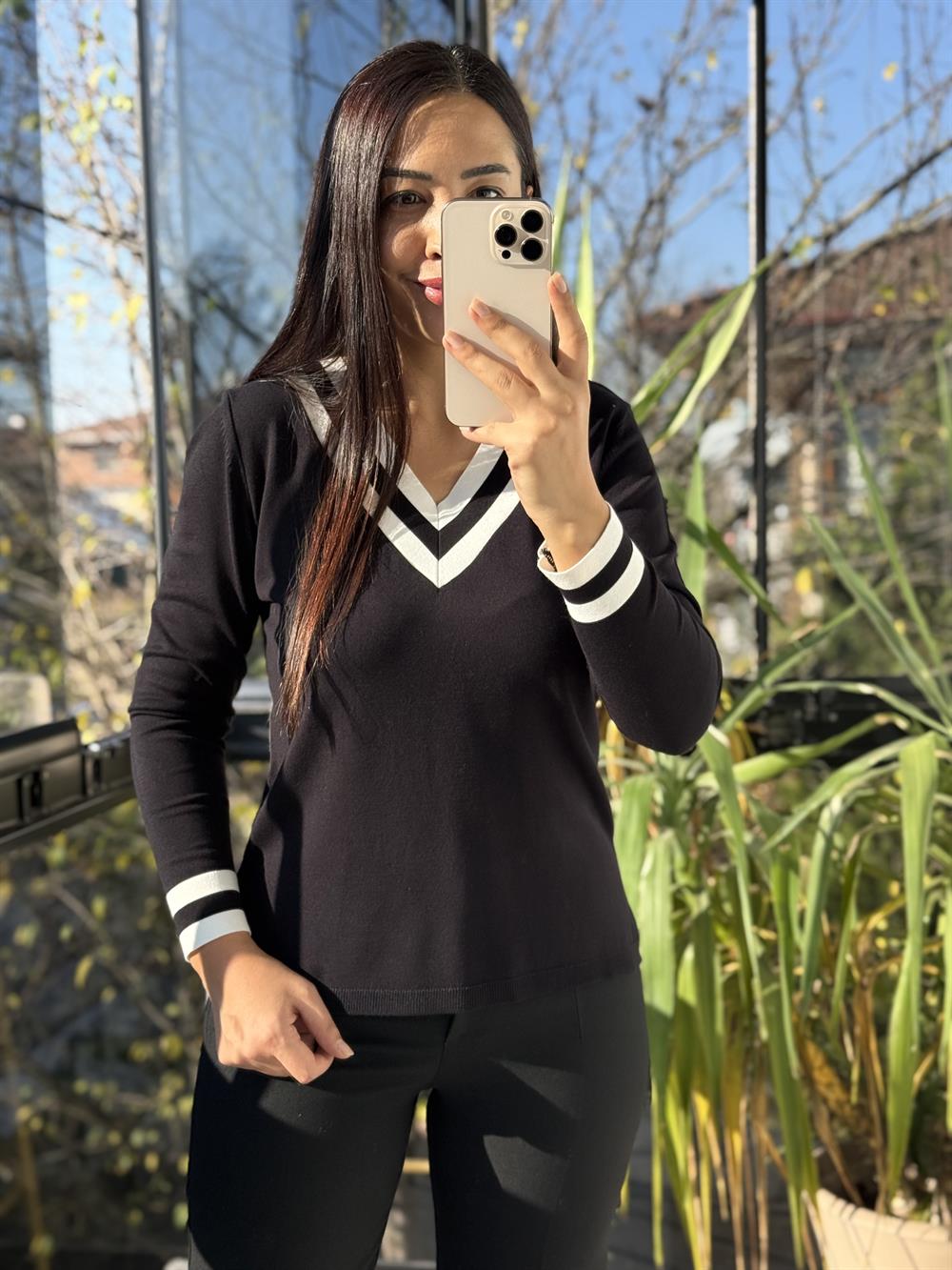 V Yaka Çizgili Merserize Triko Siyah