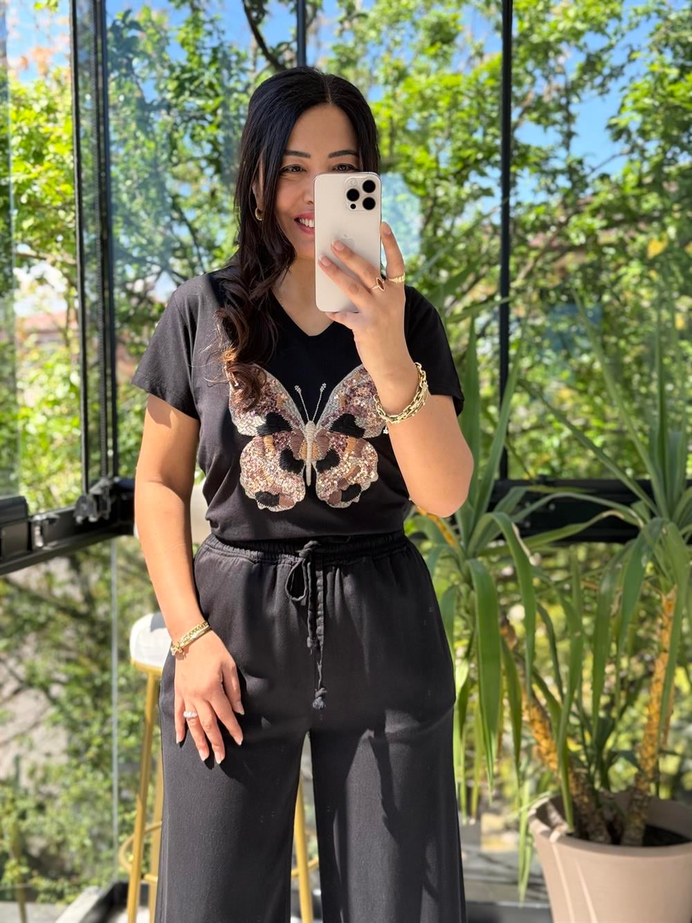 Önü Kelebek İşlemeli Tişört Siyah