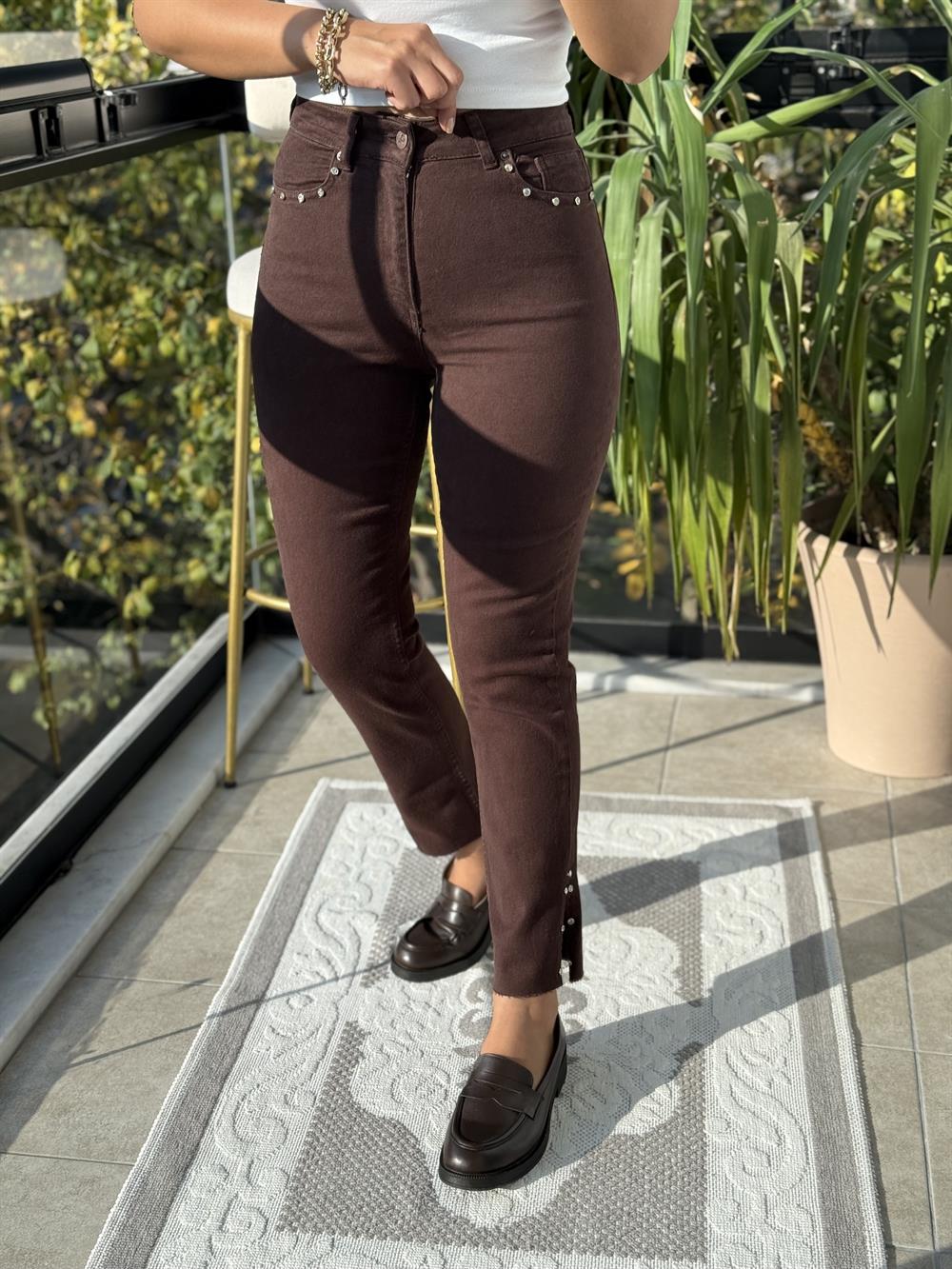  Yanı Yırtmaçlı Taşlı Kesik Paça Jean Kahve