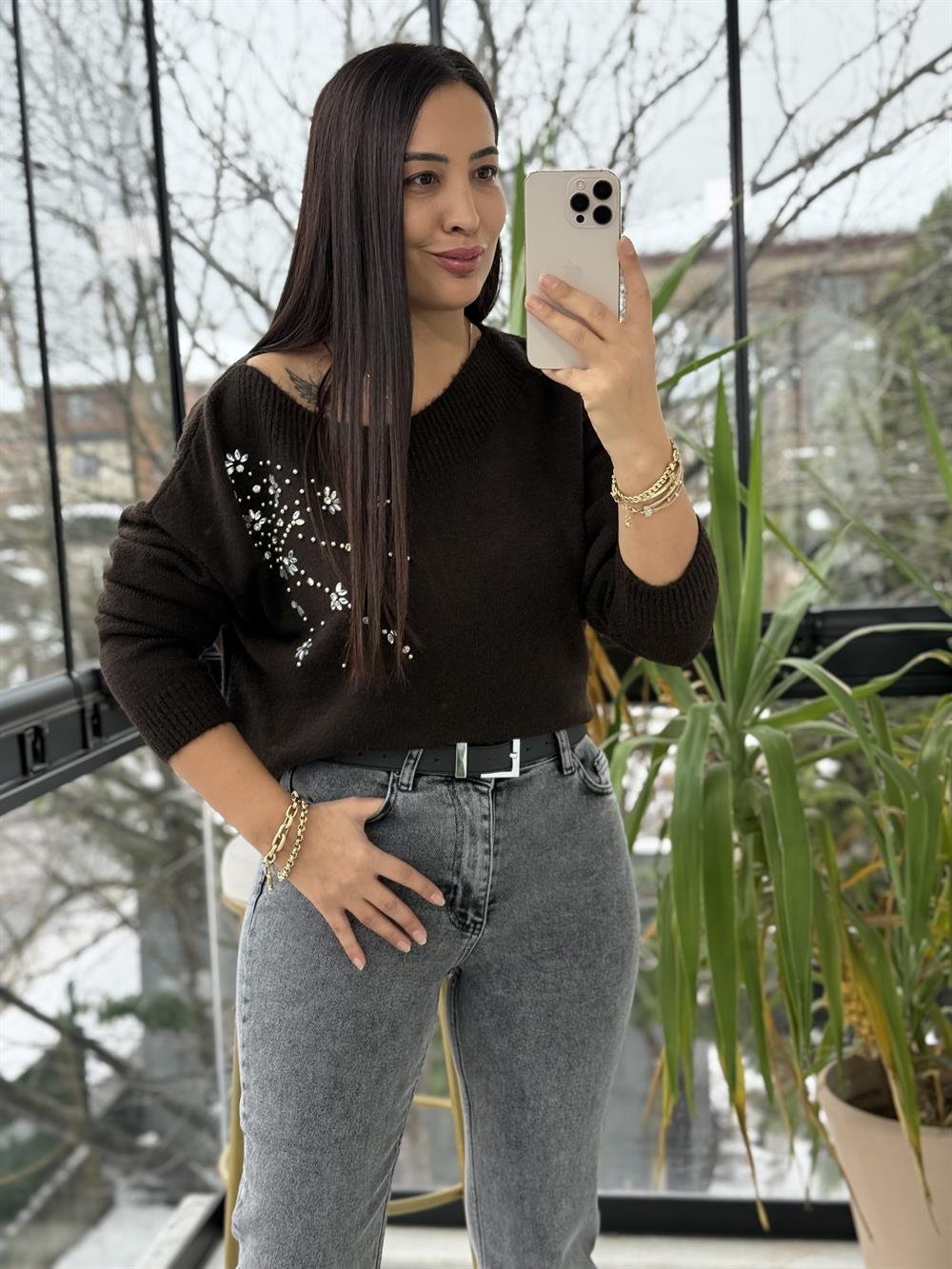 Yaka Detaylı Taşlı Yumoş Kazak Kahve