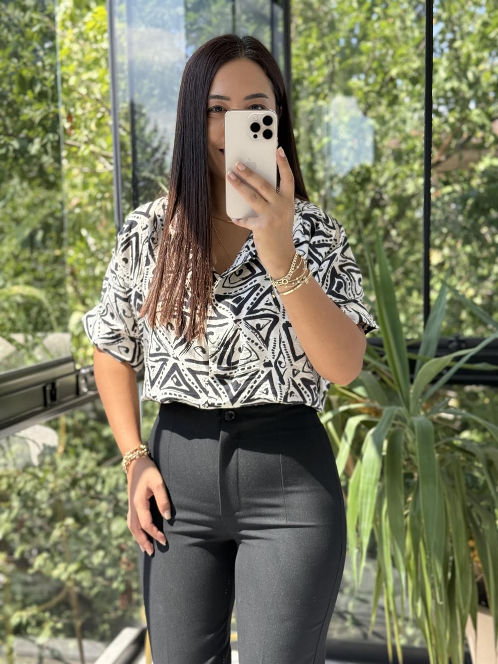 Desenli Arkası Düğmeli Bluz Siyah