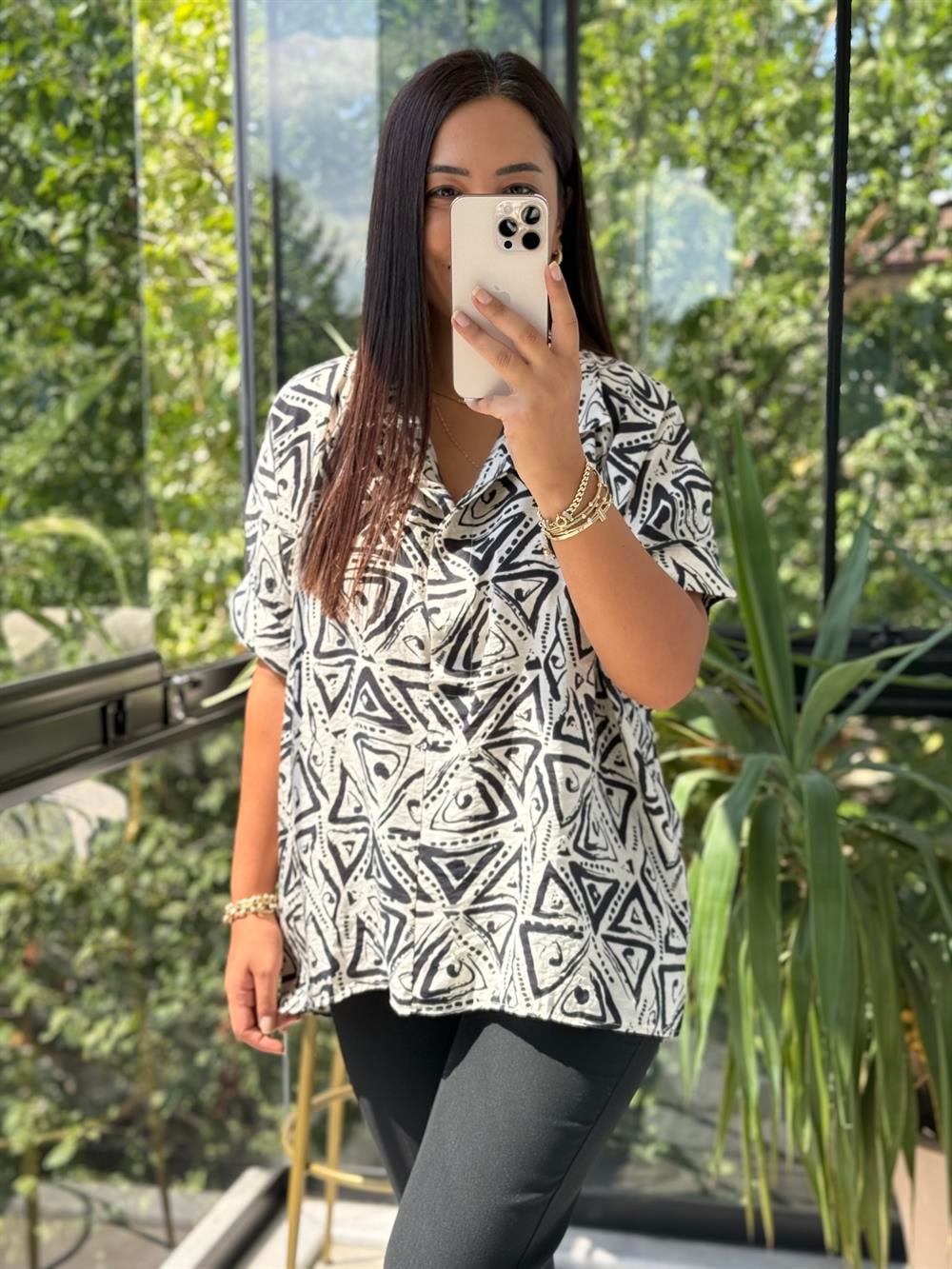 Desenli Arkası Düğmeli Bluz Siyah