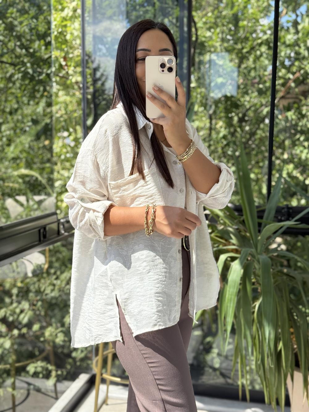 Desenli Yırtmaçlı Gömlek Bej