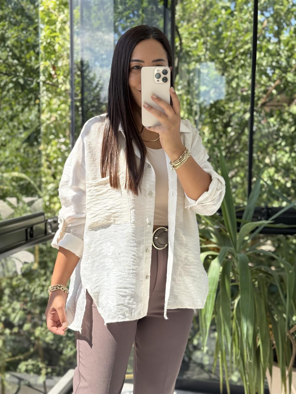 Desenli Yırtmaçlı Gömlek Bej