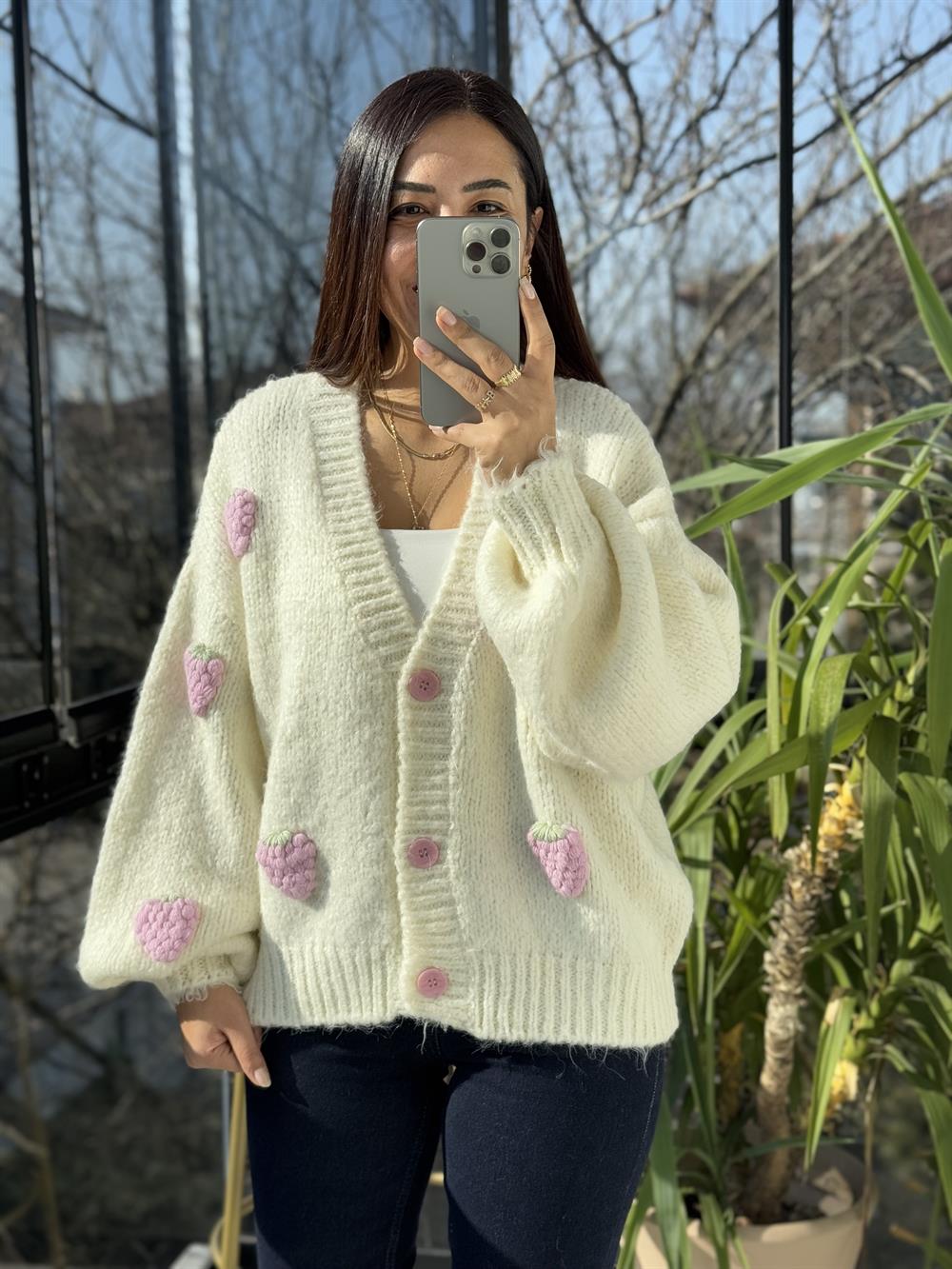 Dilvin Çilek Nakışlı Hırka Krem