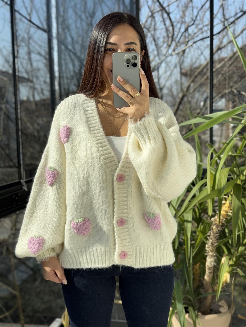 Dilvin Çilek Nakışlı Hırka Krem