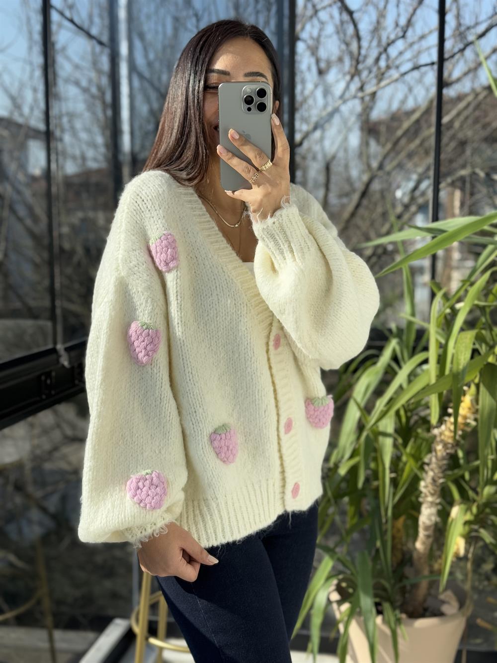 Dilvin Çilek Nakışlı Hırka Krem