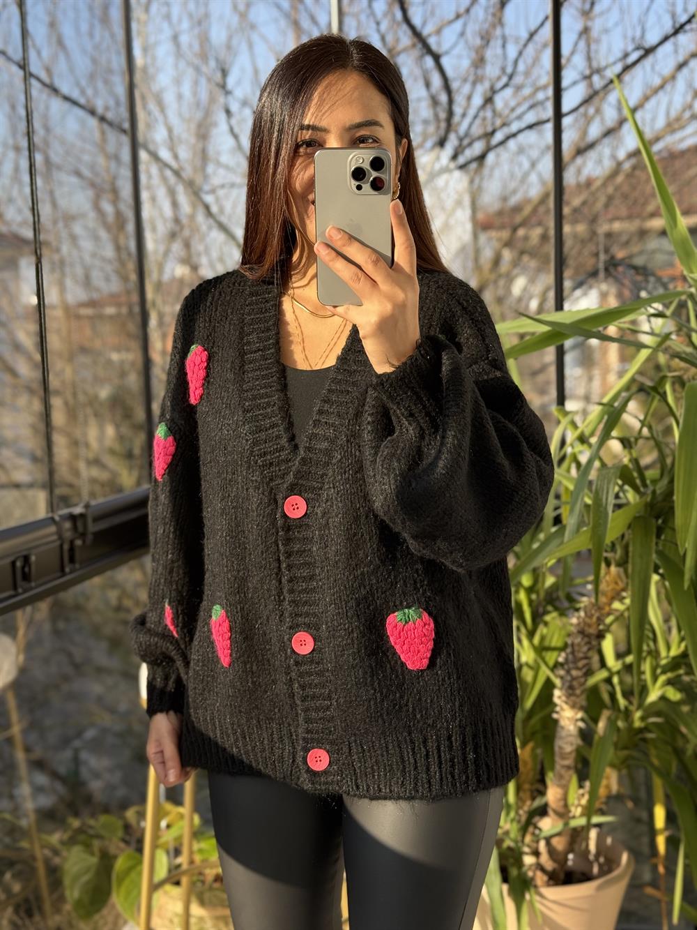 Dilvin Çilek Nakışlı Hırka Siyah