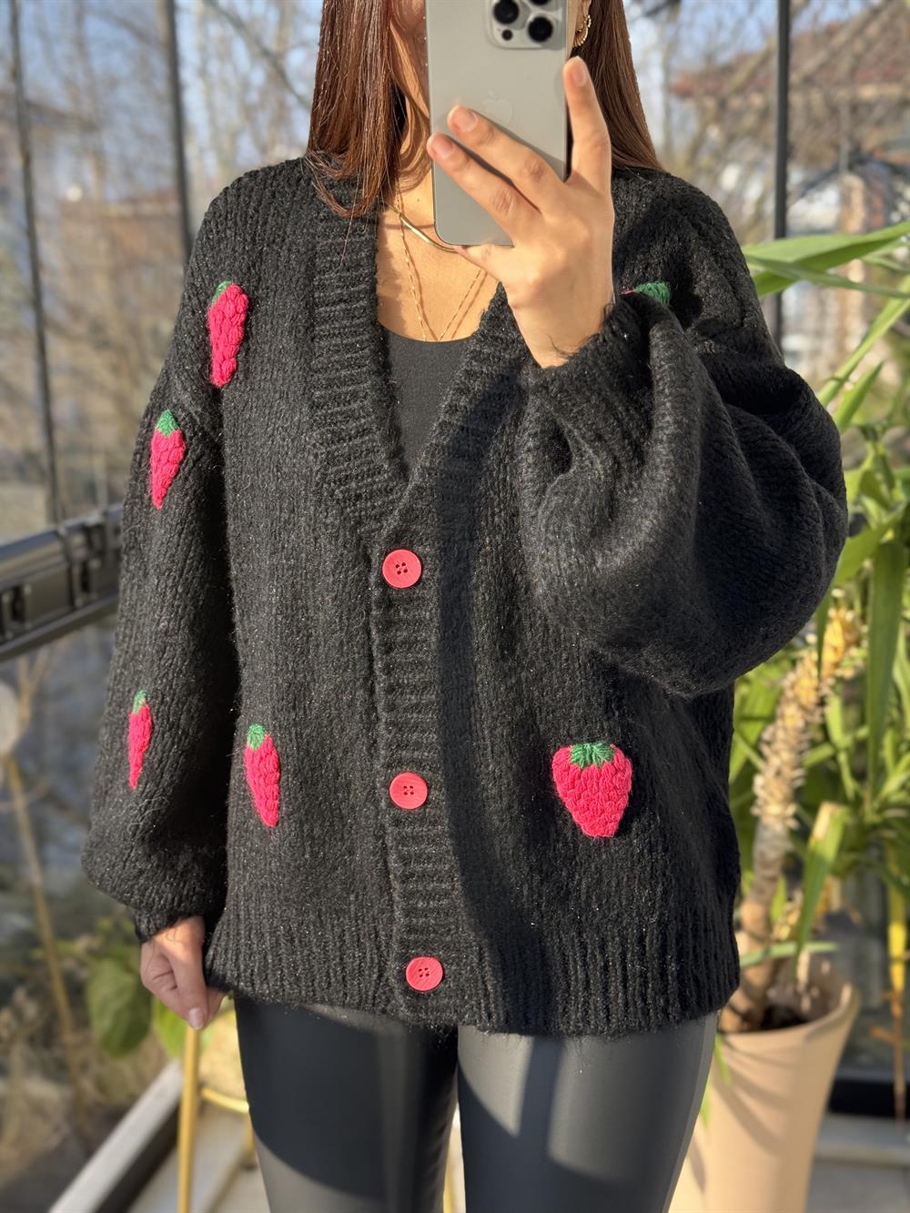 Dilvin Çilek Nakışlı Hırka Siyah