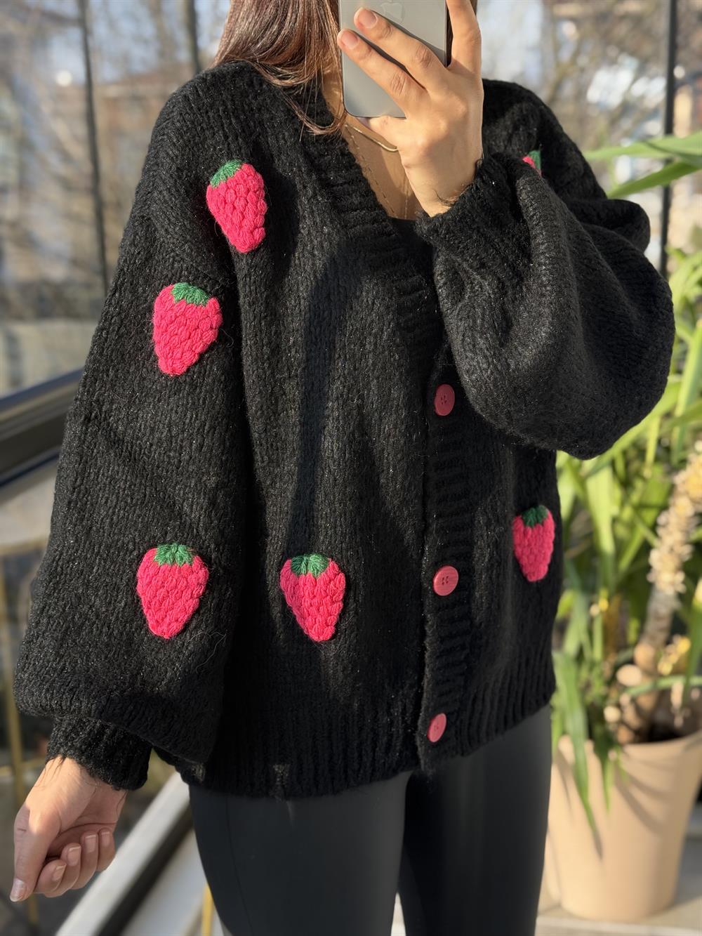 Dilvin Çilek Nakışlı Hırka Siyah