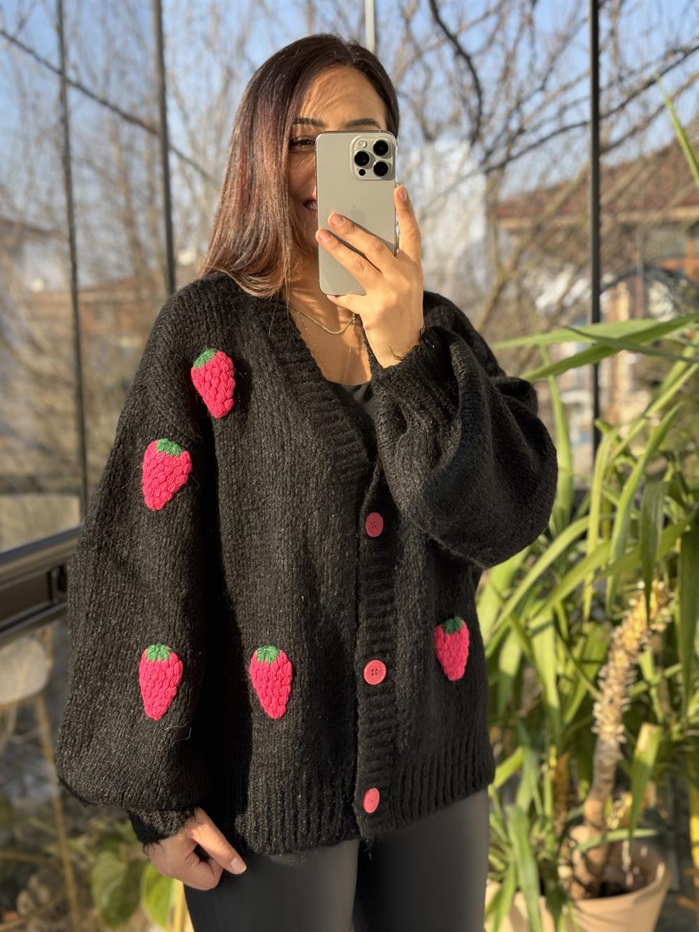 Dilvin Çilek Nakışlı Hırka Siyah