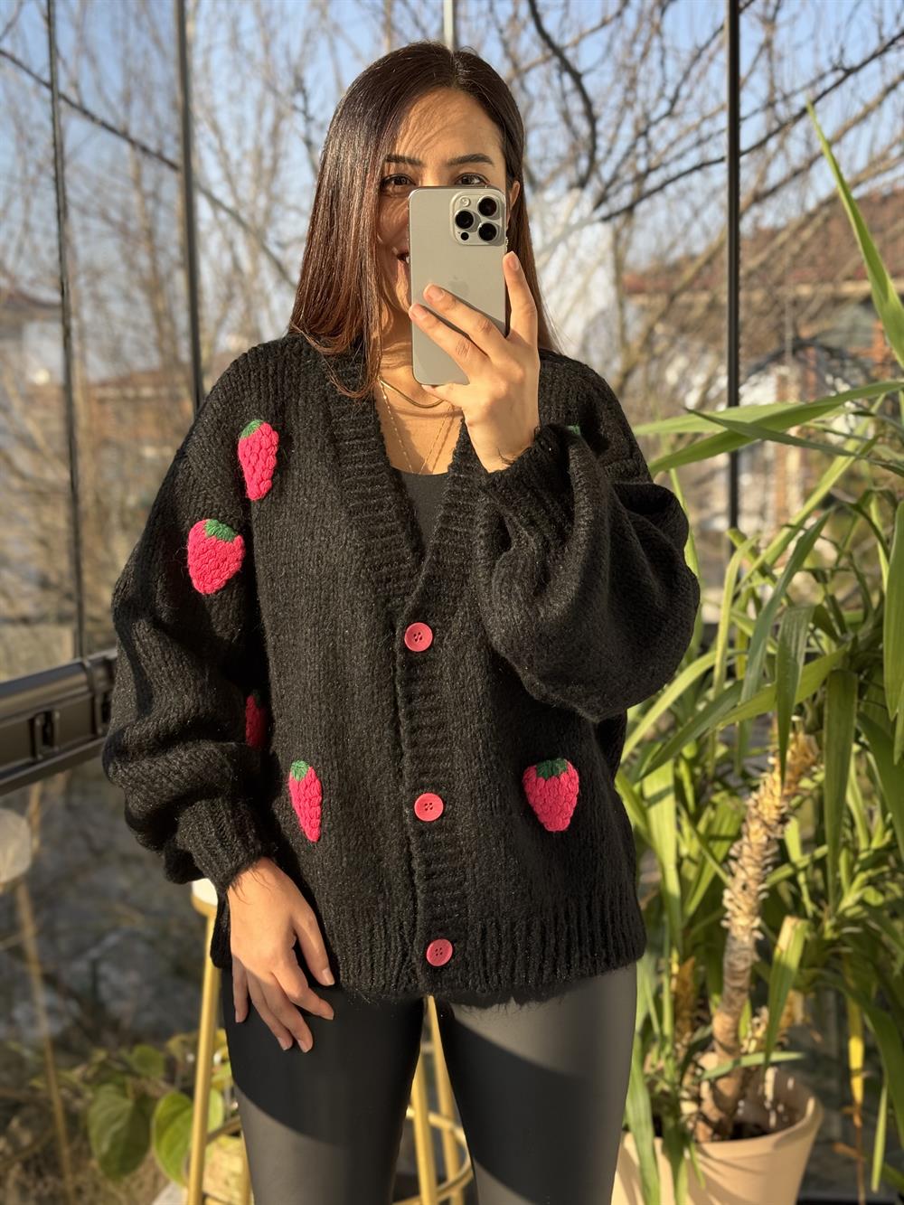 Dilvin Çilek Nakışlı Hırka Siyah